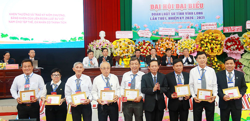 Dịp này, có 8 luật sư thuộc Đoàn Luật sư tỉnh được tặng Kỷ niệm chương Vì sự nghiệp phát triển luật sư Việt Nam.