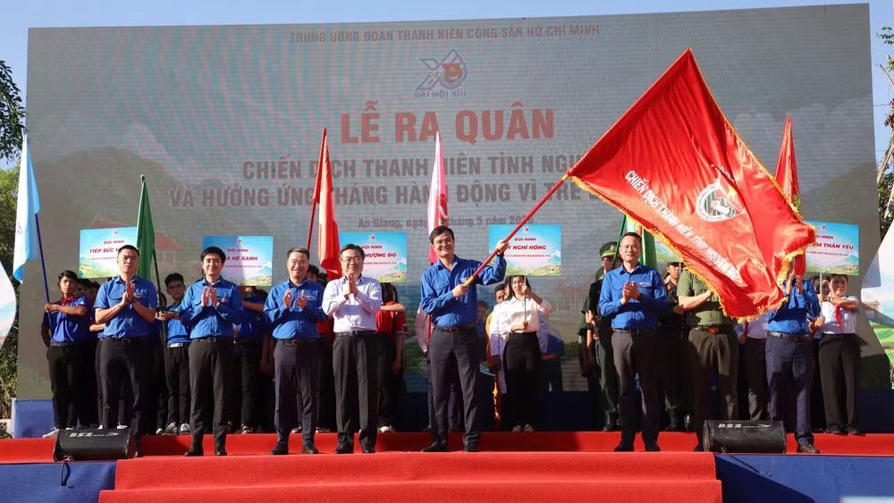 Quang cảnh lễ ra quân.