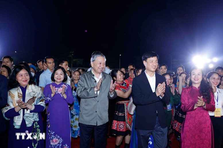 Tổng Bí thư Tô Lâm dự Ngày hội Đại đoàn kết toàn dân tộc tại phường Thượng Cát, thành phố Hà Nội (tháng 11/2025). Ảnh: TTXVN