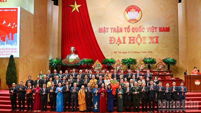 Đồng chí Bùi Thị Minh Hoài, Đoàn Chủ tịch Ủy ban Trung ương Mặt trận Tổ quốc Việt Nam khóa XI cùng các đồng chí Lãnh đạo Đảng, Nhà nước tại phiên bế mạc Đại hội.
