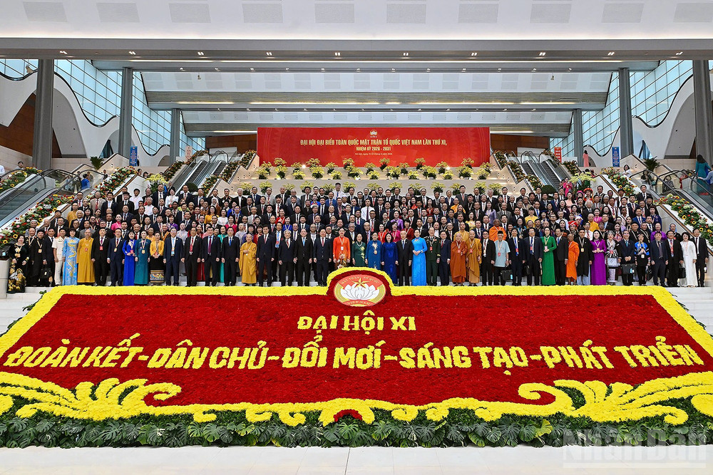 Ủy ban Trung ương Mặt trận Tổ quốc Việt Nam khóa XI ra mắt Đại hội.
