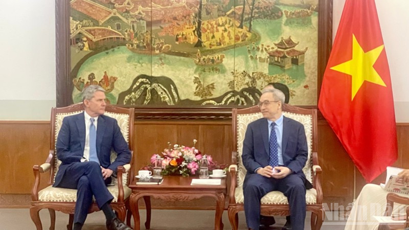 Thứ trưởng Văn hóa, Thể thao và Du lịch Phan Tâm tiếp ông Phil Nelson, Phó Chủ tịch điều hành, CNN International.
