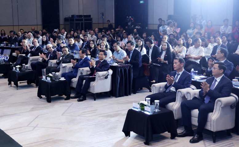 Hơn 300 lãnh đạo các hiệp hội xúc tiến đầu tư, thương mại nước ngoài, các tập đoàn, doanh nghiệp FDI và các hiệp hội ngành hàng, các tập đoàn doanh nghiệp trong nước cùng nhiều chuyên gia kinh tế dự Diễn đàn - Ảnh: VGP/Đức Tuân

