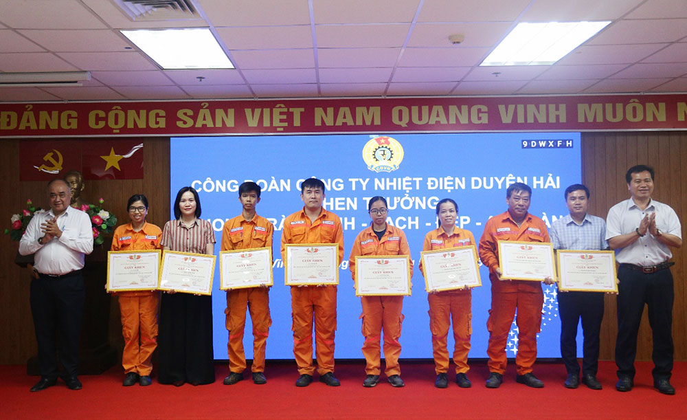 Trao thưởng tập thể, cá nhân tiêu biểu.