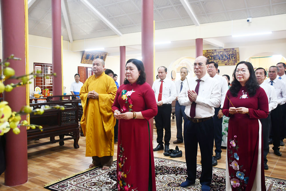 Phó Bí thư Thường trực Tỉnh ủy Hồ Thị Hoàng Yến cùng đại biểu viếng và thắp hương tại Đền thờ Chủ tịch Hồ Chí Minh trong Khu lưu niệm Cụ Phó bảng Nguyễn Sinh Sắc - Khu di tích chùa Tuyên Linh.