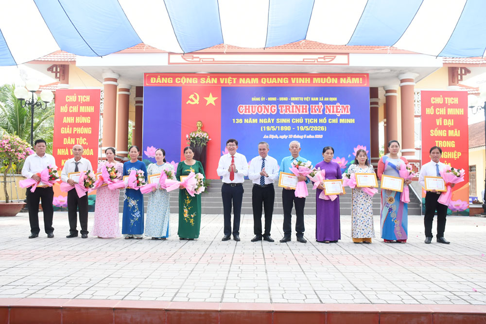 UBND xã tặng giấy khen cho tập thể và cá nhân.