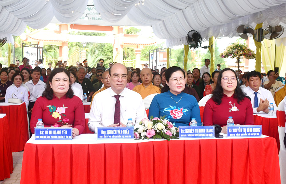 Lãnh đạo tỉnh tham dự chương trình kỷ niệm.