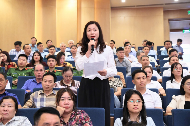 Cử tri nêu ý kiến tại Hội nghị - Ảnh: VGP/Thu Giang