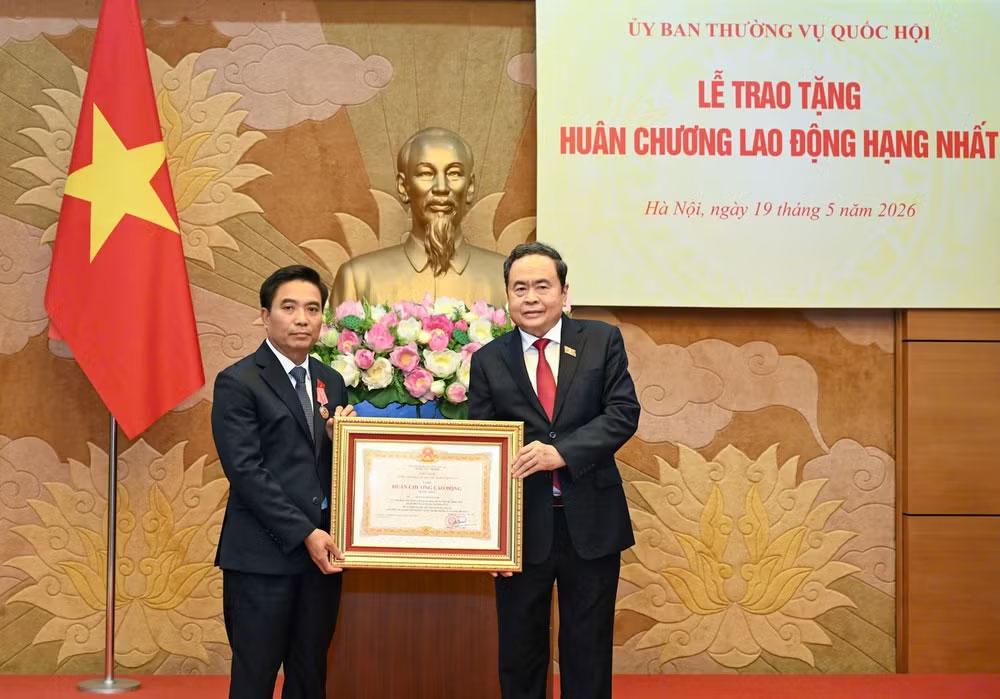 Chủ tịch Quốc hội Trần Thanh Mẫn trao Huân chương Lao động hạng Nhất tặng Phó Chủ tịch Quốc hội, Thượng tướng Nguyễn Doãn Anh. (Ảnh: Duy Linh)