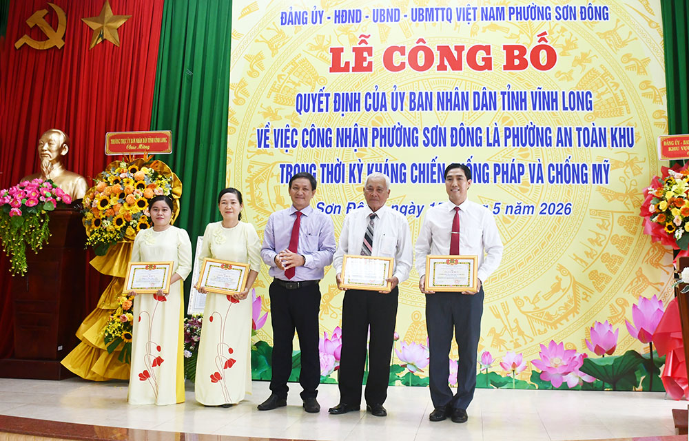 Trao khen thưởng các tập thể, cá nhân có nhiều đóng góp trong quá trình xây dựng hồ sơ và thực hiện công tác bảo tồn, phát huy giá trị lịch sử cách mạng tại địa phương.