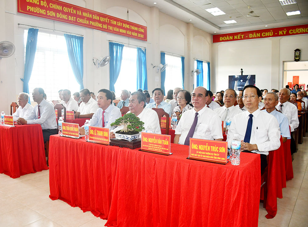 Đại biểu tham dự lễ công bố.