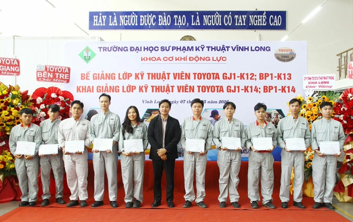 Trường ĐH Sư phạm kỹ thuật Vĩnh Long trao chứng chỉ kỹ thuật viên Toyota cho 40 học viên