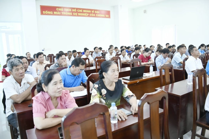 Gần 100 đại biểu được tập huấn kiến thức sử dụng điện an toàn, tiết kiệm