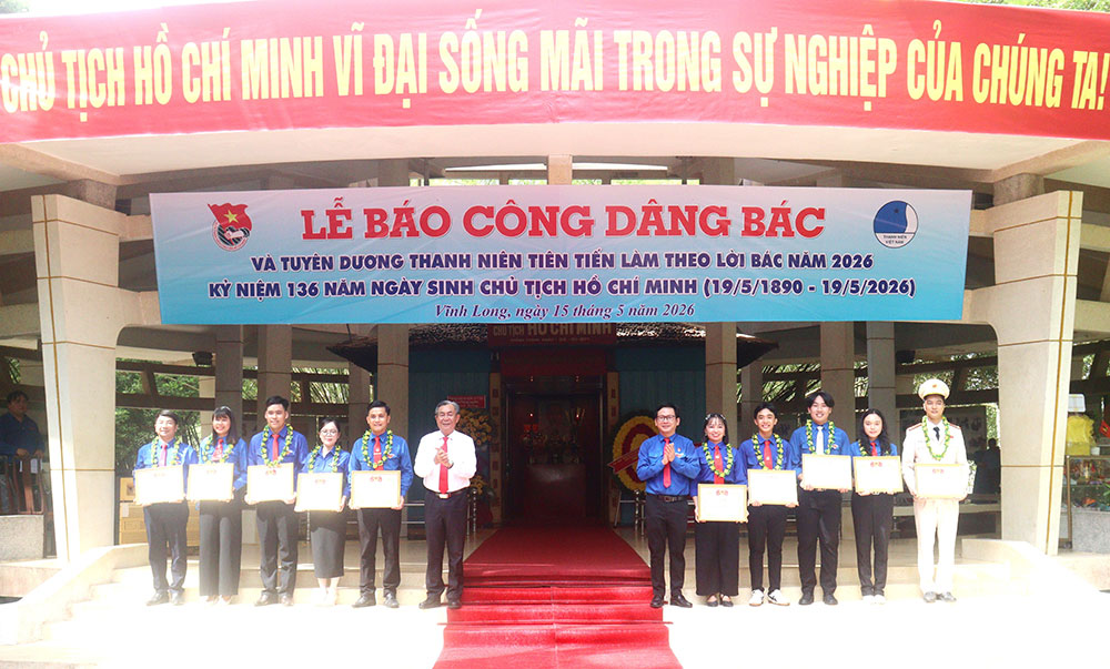 Đồng chí Lê Thanh Bình - Ủy viên Ban Thường vụ Tỉnh ủy, Phó Chủ tịch Ủy ban MTTQ Việt Nam tỉnh và đồng chí Trần Trí Cường - Phó Chủ tịch Ủy ban MTTQ Việt Nam tỉnh, Bí thư Tỉnh Đoàn Vĩnh Long trao bằng khen cho các gương thanh niên tiên tiến làm theo lời Bác.