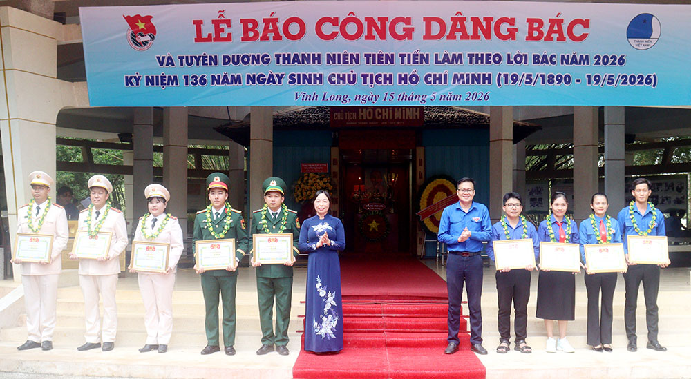 Tuyên dương các gương thanh niên tiên tiến làm theo lời Bác.
