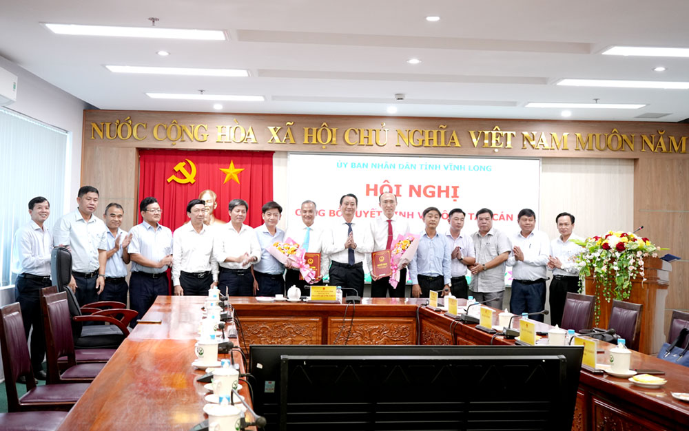 Lãnh đạo tỉnh trao quyết định điều động, bổ nhiệm cán bộ.