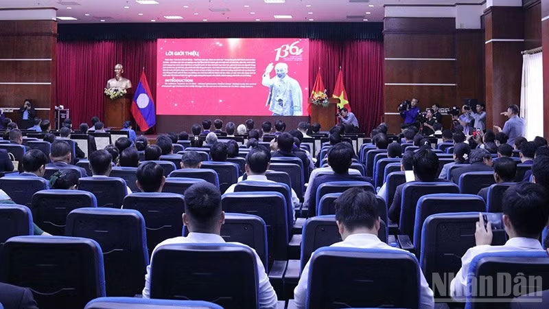 Các đại biểu xem triển lãm số về Chủ tịch Hồ Chí Minh. (Ảnh: DUY TOÀN)