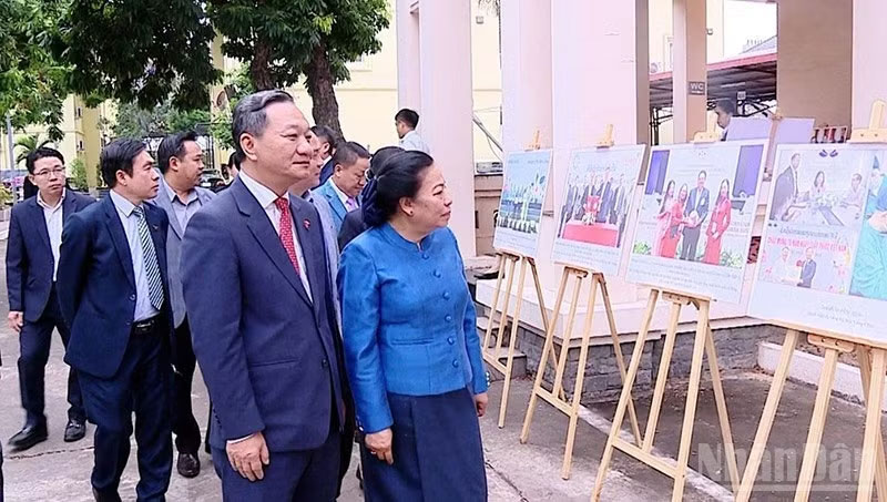 Các đại biểu tham quan triển lãm ảnh với chủ đề “Gắn kết chiến lược Việt Nam-Lào”. (Ảnh: DUY TOÀN)