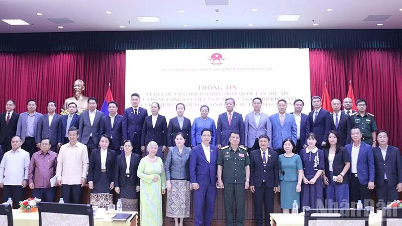 Các đại biểu Việt Nam và Lào chụp ảnh lưu niệm tại sự kiện. (Ảnh: DUY TOÀN)