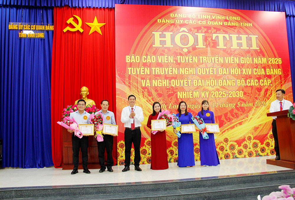 Phó Trưởng ban Tuyên giáo và Dân vận Tỉnh ủy –Võ Thành Đô trao khải khuyến khích cho 5 thí sinh.