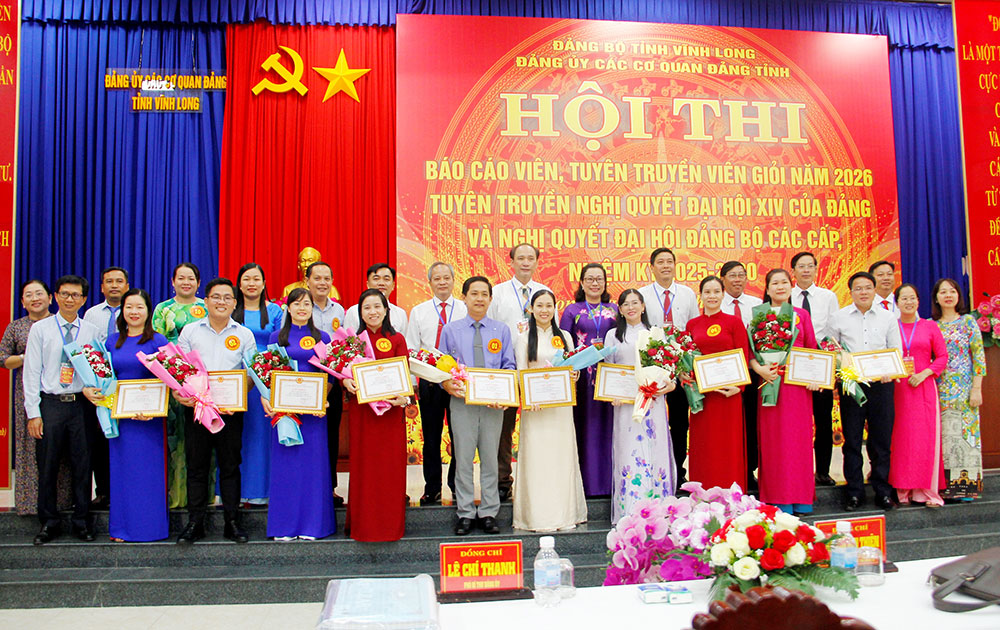 Các thí sinh chụp ảnh lưu niệm cùng ban tổ chức, ban giám khảo hội thi.