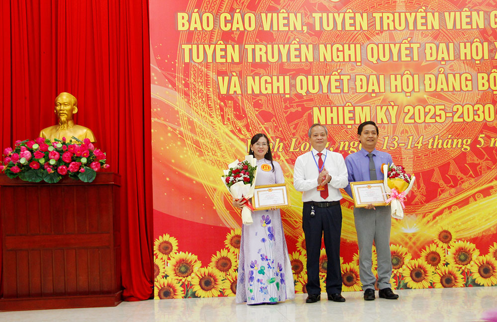 Phó Bí thư Đảng ủy Nguyễn Chí Thanh trao giải nhì cho thí sinh Nguyễn Văn Sơn và thí sinh Nguyễn Thị Thanh Tuyền.