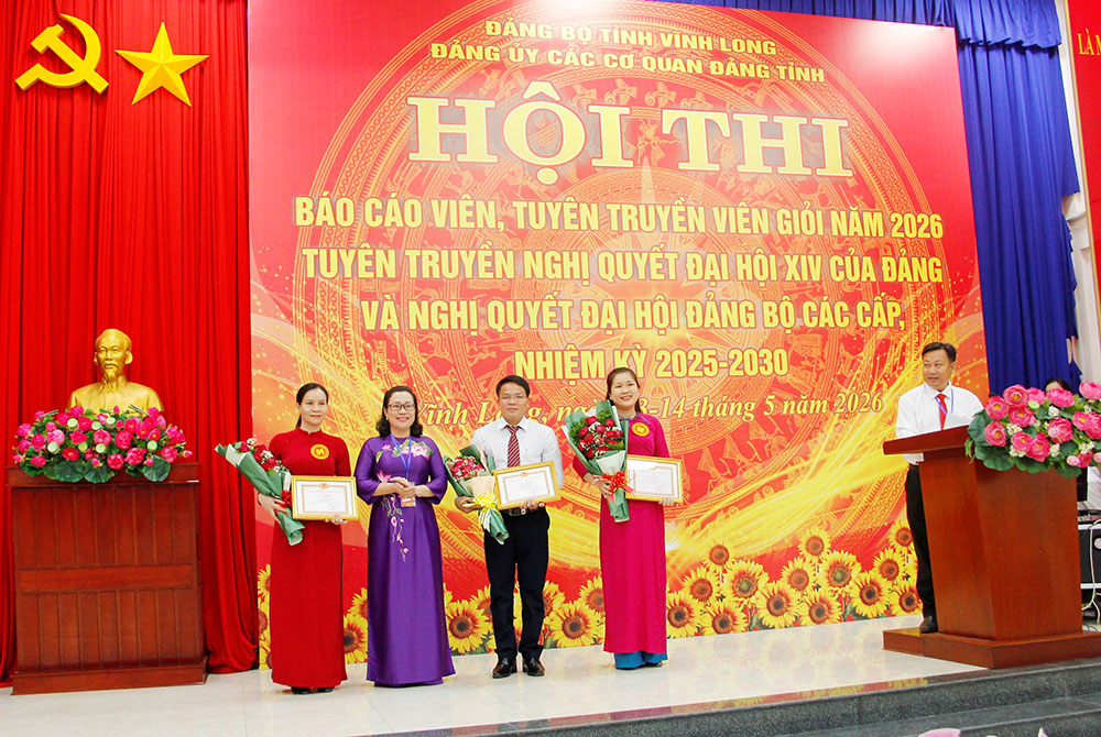Hiệu trưởng Trường Chính trị Phạm Hùng- Nguyễn Trúc Hạnh trao giải 3 cho 3 thí sinh.