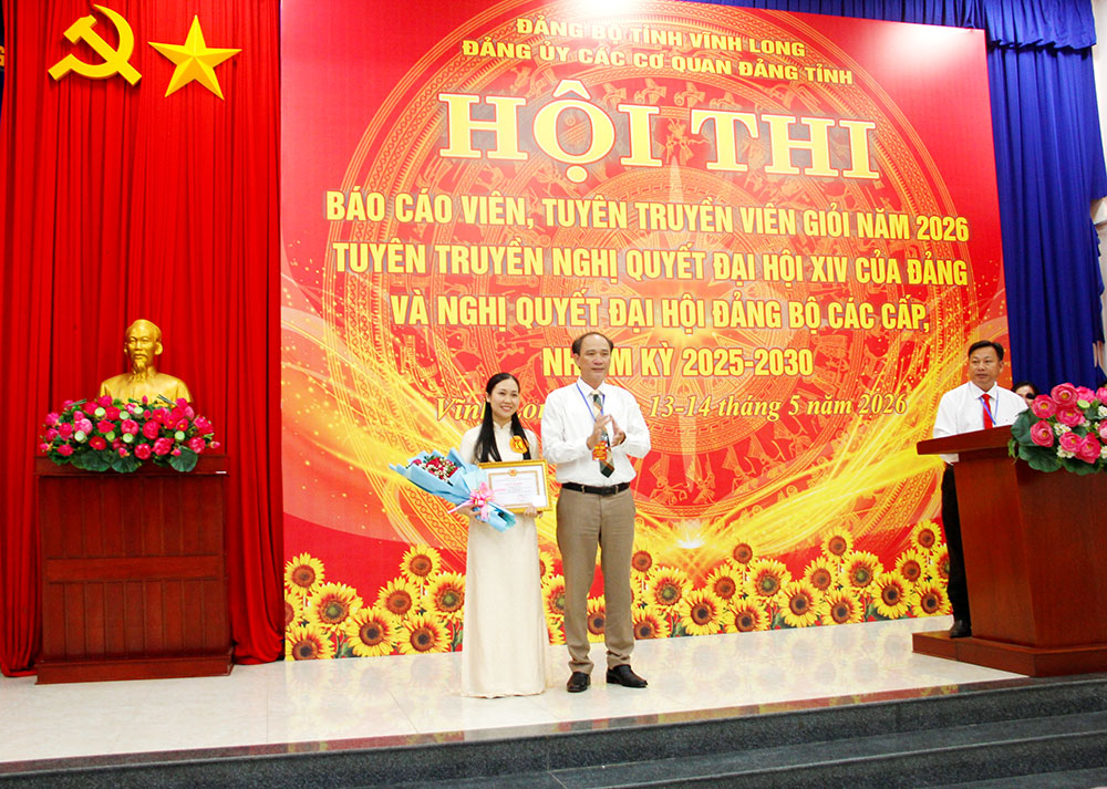 Phó Bí thư Đảng ủy Trần Xuân Thiện trao giải nhất cho thí sinh Hồ Thị Anh Thơ.