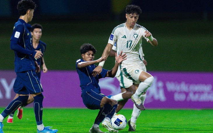 U17 Thái Lan (áo xanh) hoàn toàn bất lực trước Saudi Arabia - Ảnh: AFC