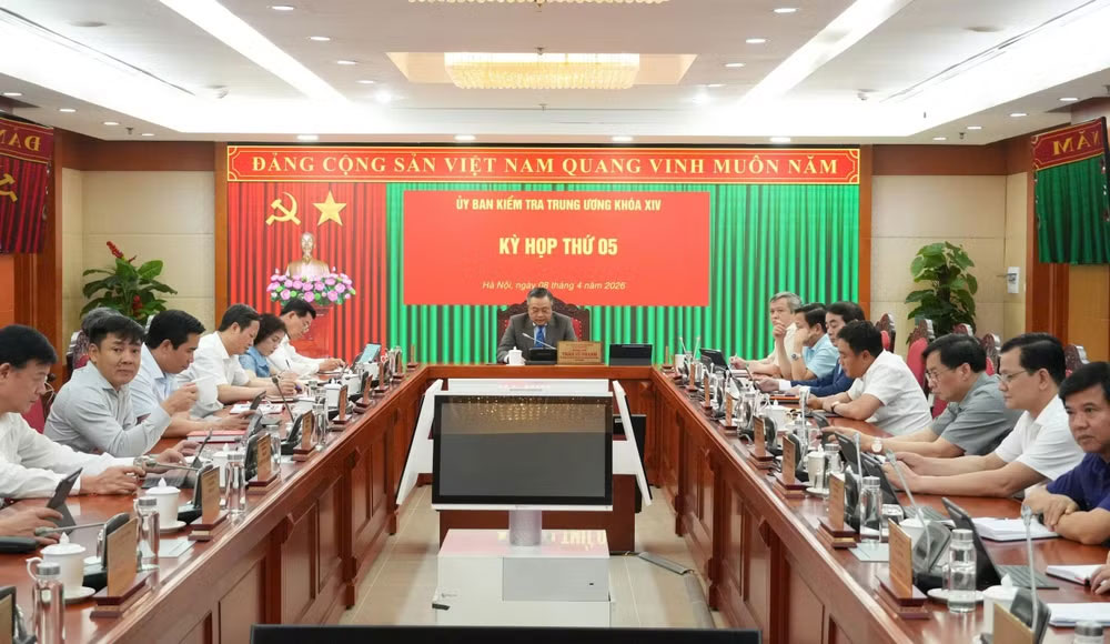 Đồng chí Trần Sỹ Thanh, Ủy viên Bộ Chính trị, Bí thư Trung ương Đảng, Chủ nhiệm Ủy ban Kiểm tra Trung ương chủ trì kỳ họp thứ 5. (Ảnh: THỦY NGUYÊN)