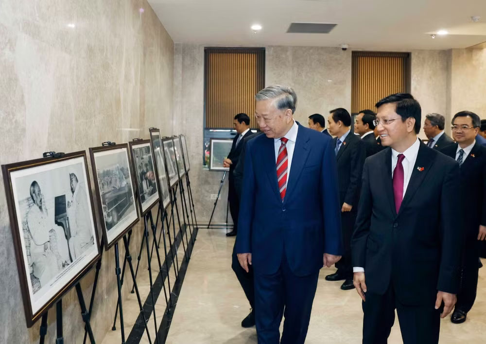 Tổng Bí thư, Chủ tịch nước Tô Lâm xem trưng bày một số hình ảnh tiêu biểu về quan hệ Việt Nam-Ấn Độ. (Ảnh: TTXVN)
