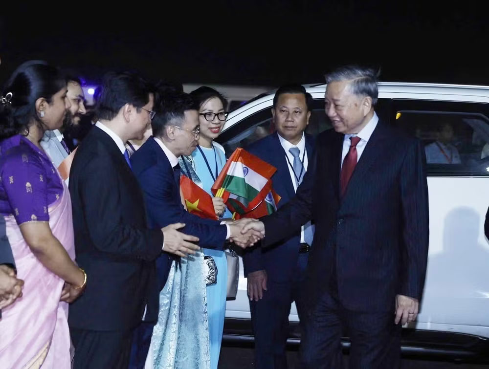 Cán bộ, nhân viên Đại sứ quán VIệt Nam tiễn Tổng Bí thư, Chủ tịch nước Tô Lâm tại sân bay quốc tế Chhatrapati Shivaji Maharaj, thành phố Mumbai. (Ảnh: Thống Nhất-TTXVN)
