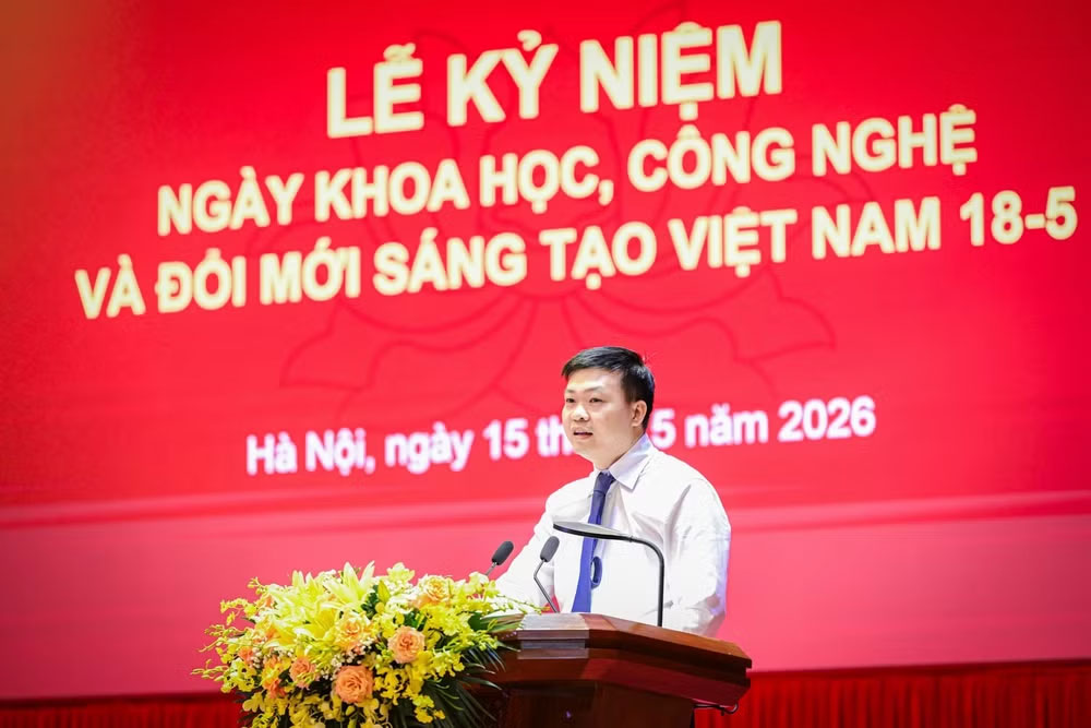 Đại diện cán bộ, nhà khoa học trẻ Học viện Chính trị quốc gia Hồ Chí Minh gửi lời tri ân đến thế hệ nhà nghiên cứu đi trước của Học viện. (Ảnh: BẢO LONG)
