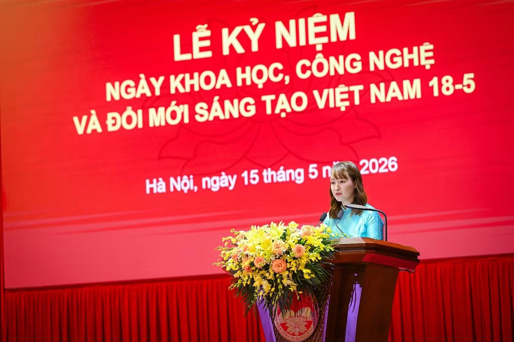 Đại diện cán bộ, nhà khoa học trẻ Học viện Chính trị quốc gia Hồ Chí Minh gửi lời tri ân đến thế hệ nhà nghiên cứu đi trước của Học viện. (Ảnh: BẢO LONG)
