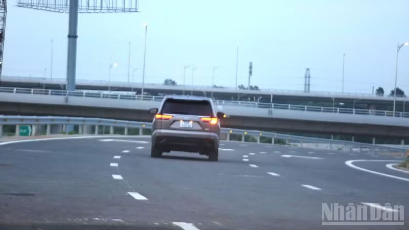 Sau khi cơ quan chức năng mở nút giao Long Thành, các phương tiện đã lưu thông.
