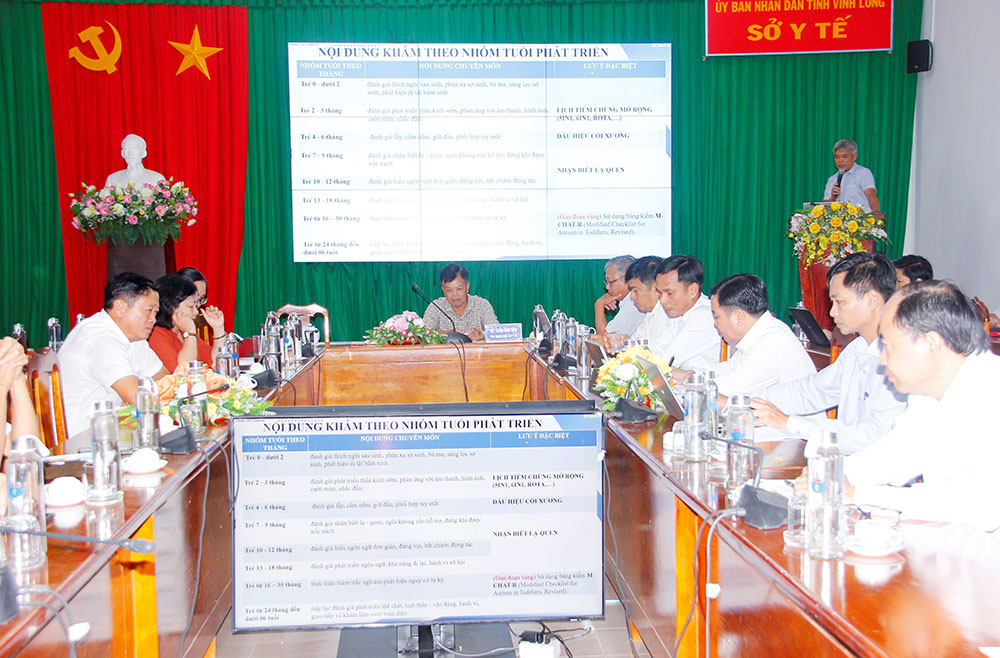 Hội nghị giao ban ngành y tế được tổ chức trực tiếp kết hợp trực tuyến đến các đơn vị.