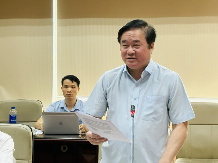 Ông Hoàng Minh Đức, Cục trưởng Cục Phòng bệnh, thông tin về tình hình dịch bệnh Ebola. Ảnh: D.LIỄU

