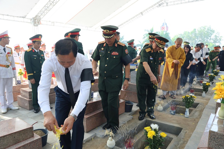 Các đại biểu thả hoa xuống các phần mộ - Ảnh: VGP/Thu Giang

