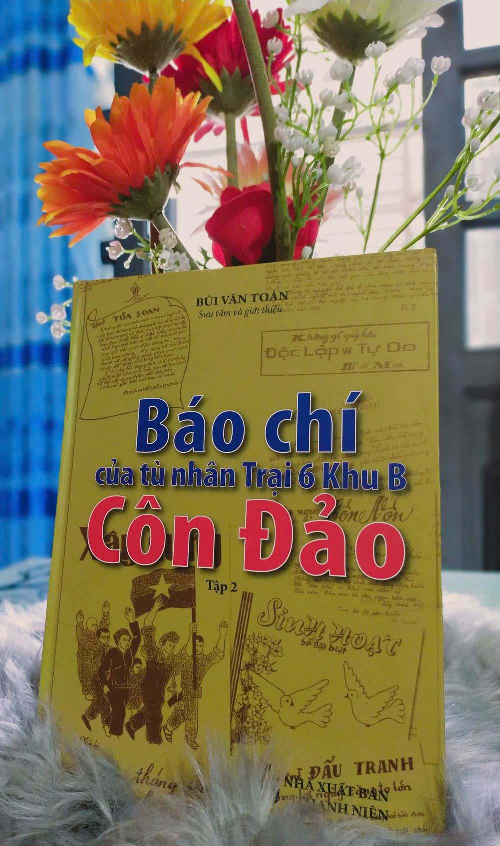 Cuốn sách “Báo chí của tù nhân Trại 6 Khu B Côn Đảo” với sự tổng hợp tỉ mỉ của Anh hùng Lao động Bùi Văn Toản.