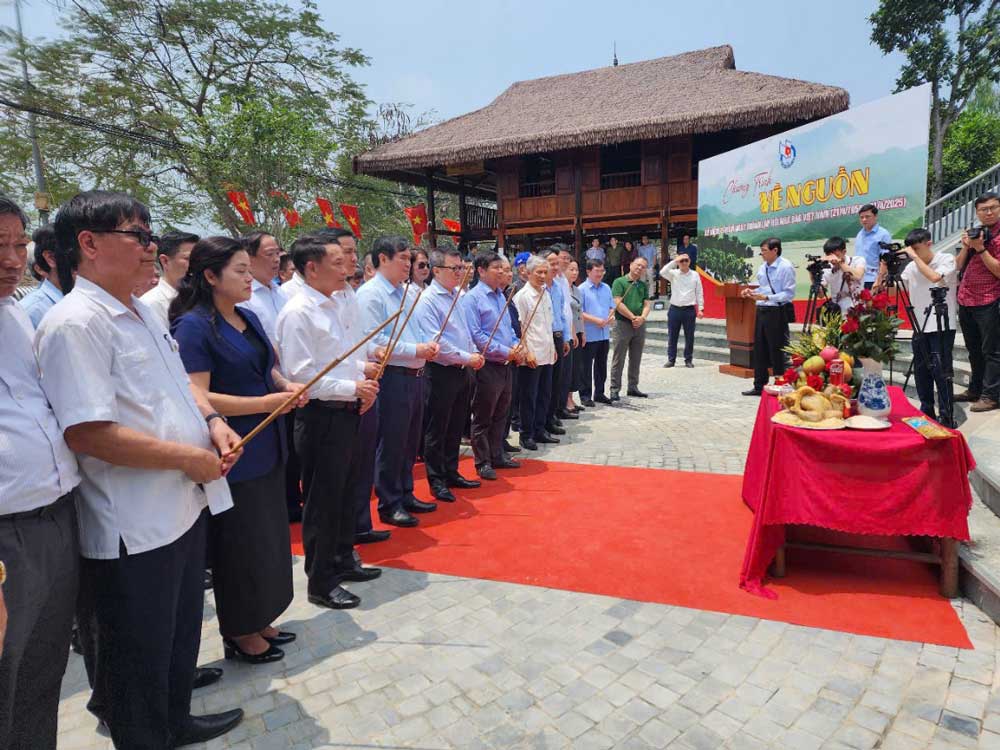 Đoàn Hội Nhà báo viếng Khu di tích lịch sử quốc gia Trường Dạy làm báo Huỳnh Thúc Kháng, nhân kỷ niệm 75 năm thành lập Hội Nhà báo Việt Nam.

