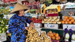 Trái cây rộ mùa, nhà vườn lo giá thấp