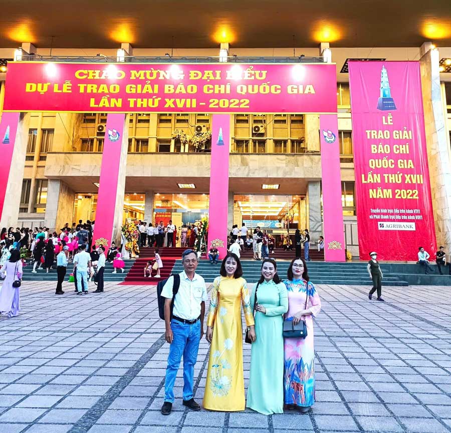 Nhóm tác giả đạt Giải Báo chí quốc gia năm 2022, từ trái qua: Ngọc Trảng, Phương Thúy, Thảo Ly, Hải Yến.