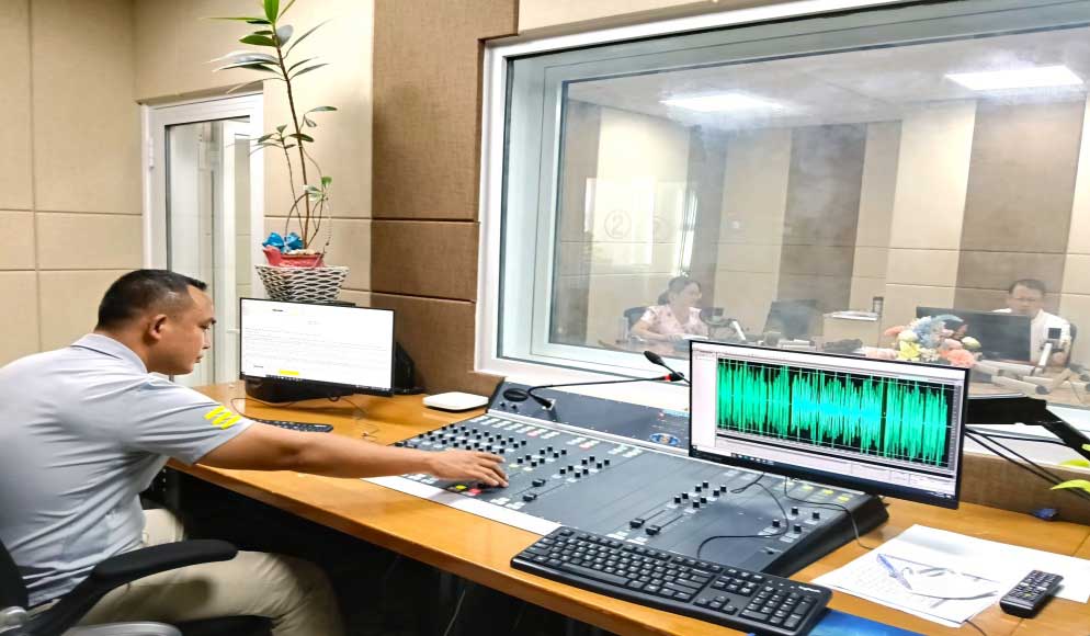 Phát thanh trực tiếp thời sự trên sóng phát thanh Vĩnh Long.