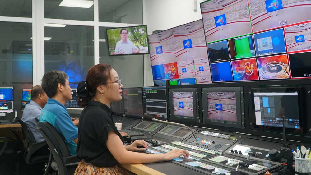 Những người thầm lặng phía sau màn hình, góp sức cho những cánh sóng của Báo và Đài Phát thanh- Truyền hình tỉnh Vĩnh Long luôn “Mang niềm vui đến mọi nhà”.