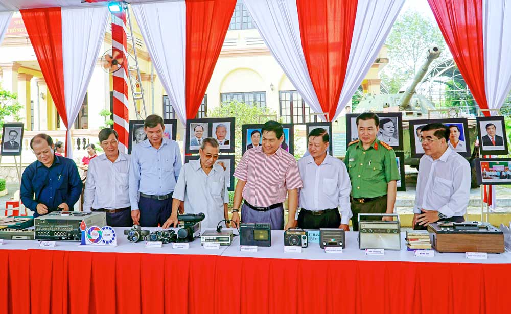 Lãnh đạo, các đại biểu tham quan không gian triển lãm, trưng bày sản phẩm báo chí tỉnh.