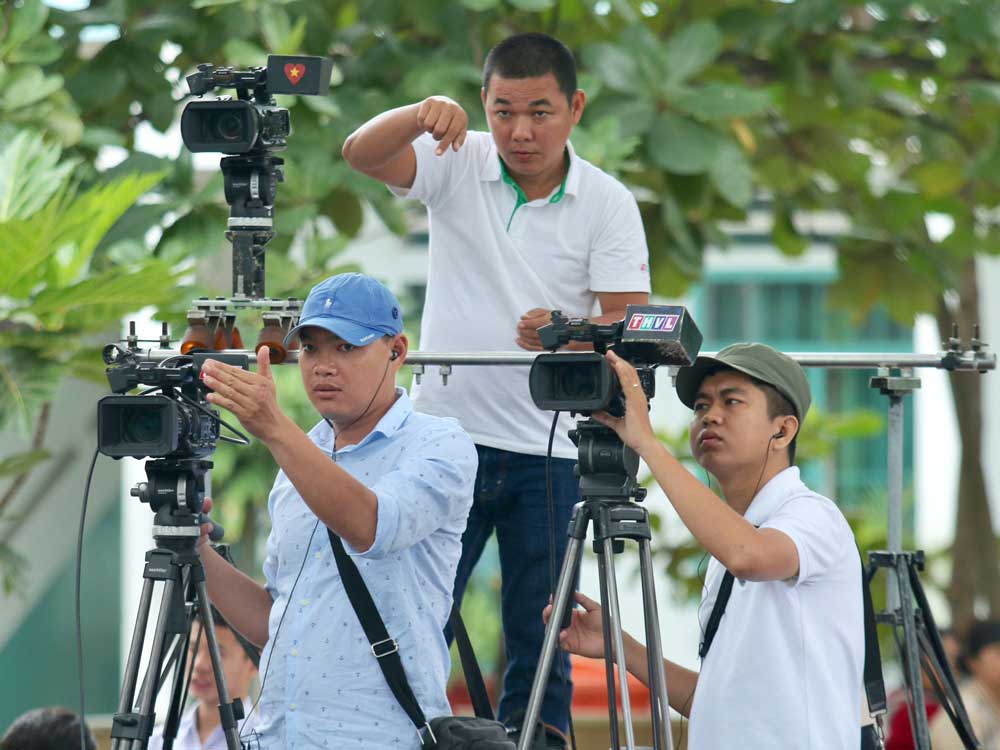 Một, hai, ba… quay! Ảnh: TRẦN NGUYÊN