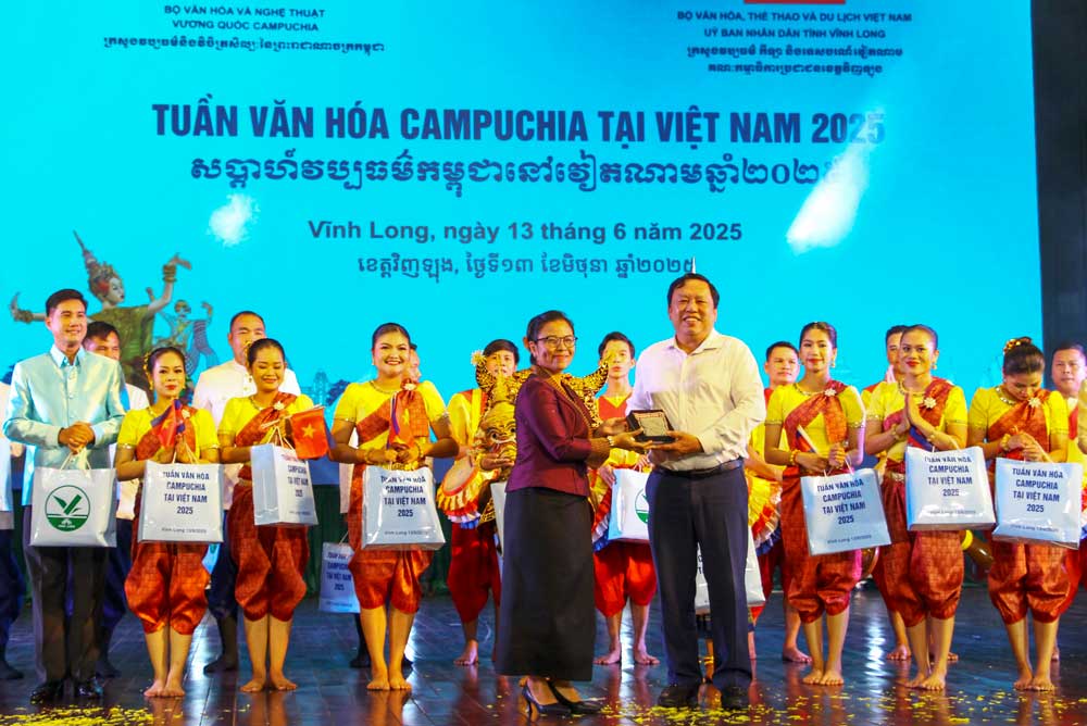Quan hệ giữa tỉnh Vĩnh Long và Campuchia phát triển qua các hoạt động hợp tác giáo dục- đào tạo, giao lưu văn hóa. 