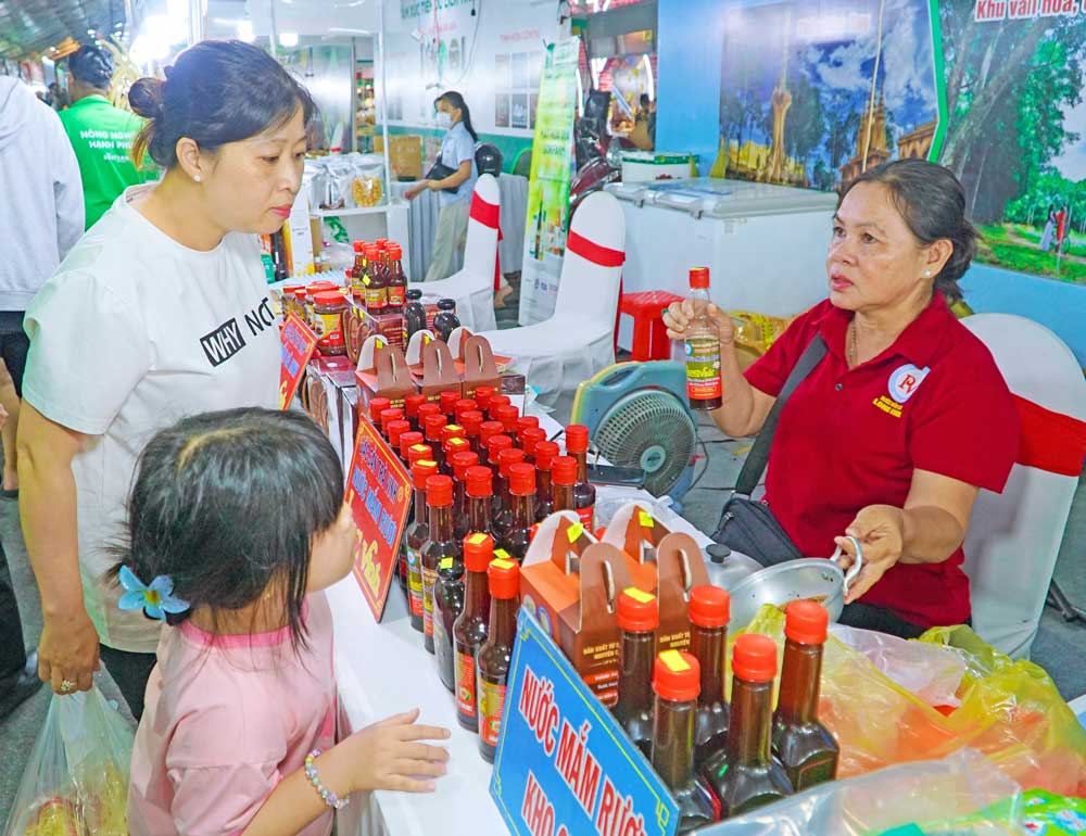 Đẩy mạnh thực hiện Cuộc vận động “Người Việt Nam ưu tiên dùng hàng Việt Nam”.