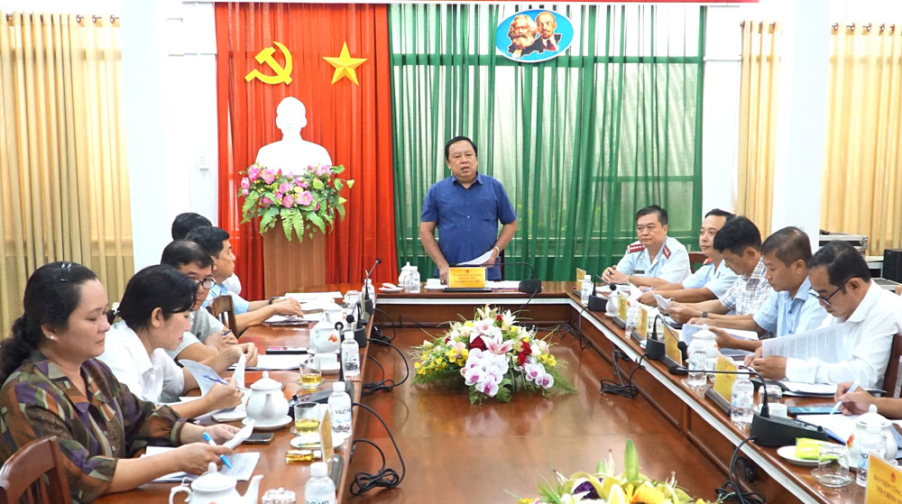 Ông Nguyễn Văn Liệt- Tỉnh ủy viên, Phó Chủ tịch UBND tỉnh chủ trì buổi tiếp xúc, đối thoại với các hộ dân.