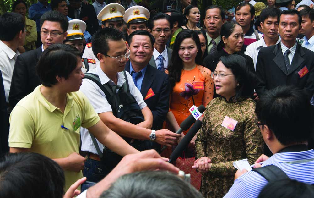 Nhà báo Phan Trường Sơn phỏng vấn nguyên Phó Chủ tịch nước Đặng Thị Ngọc Thịnh trong một sự kiện quan trọng. Ảnh: NSNA NGUYỄN HÒA BÌNH